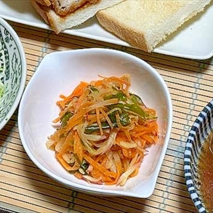 赤い大根、にんじんきゅうりにわかめで色々過ぎた和え